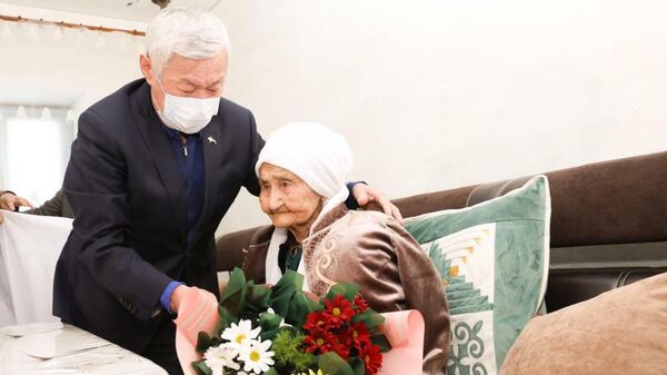 112-летняя жительница Казахстана Кульбарам Сугирова - Sputnik Казахстан