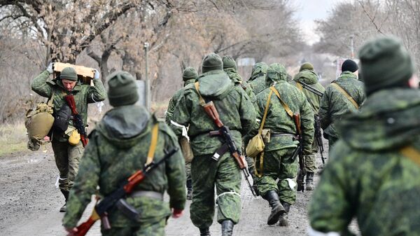 Военнослужащие Народной милиции ДНР переносят снаряжение - Sputnik Казахстан