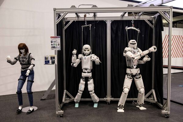 Роботы-гуманоиды Kawasaki, представленные на Международной выставке роботов в Токио, март 2022 года. - Sputnik Казахстан