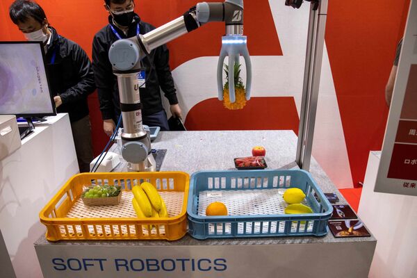 Сотрудник демонстрирует робота-сборщика, разработанного компанией Ascent Robotics. - Sputnik Казахстан