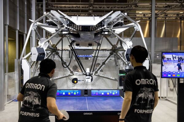 Робот для настольного тенниса, разработанный производителем деталей для автоматизации Omron, отбивает мяч игроку во время демонстрации на Международной выставке роботов в Токио. - Sputnik Казахстан