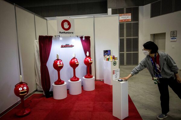 Сотрудник демонстрирует роботов Big Clapper, разработанных Bye Bye World Inc. - Sputnik Казахстан