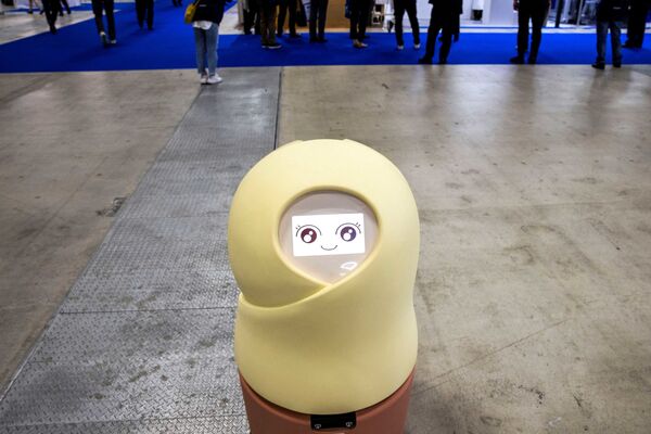 &quot;Куруми&quot; - робот для уходаза больными  и медицинской помощи, разработанный Syblab, бродит по залу на Международной выставке роботов в Токио. - Sputnik Казахстан