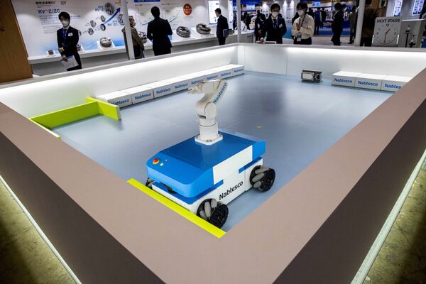Көрермендер халықаралық робот көрмесінде Nabtesco ойлап тапқан AGV RVW аппаратын қызықтап тұр. - Sputnik Қазақстан