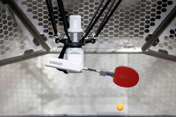 Робот для настольного тенниса, разработанный производителем деталей для автоматизации Omron, наносит удар игроку-человеку во время демонстрации на Международной выставке роботов в Токио. - Sputnik Казахстан