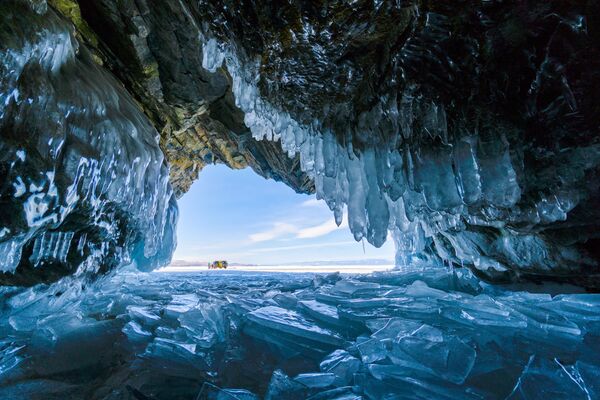 Ледяная пещера на полностью замерзшем озере Байкал в России. Снимок швейцарского фотографа Сабрины Индербитци. - Sputnik Казахстан