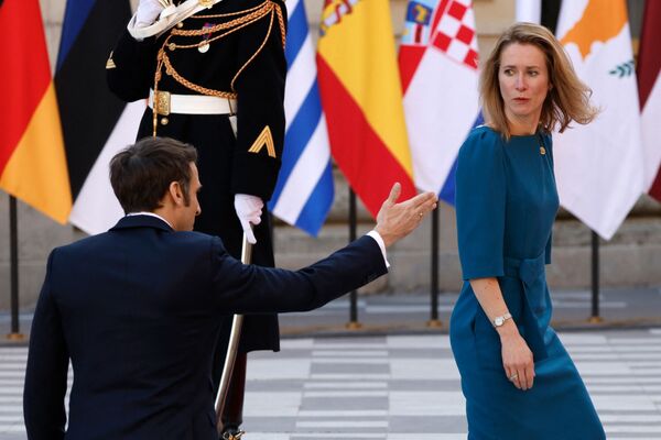 Президент Франции Эммануэль Макрон приветствует премьер-министра Эстонии Каю Каллас в Версальском дворце. - Sputnik Казахстан