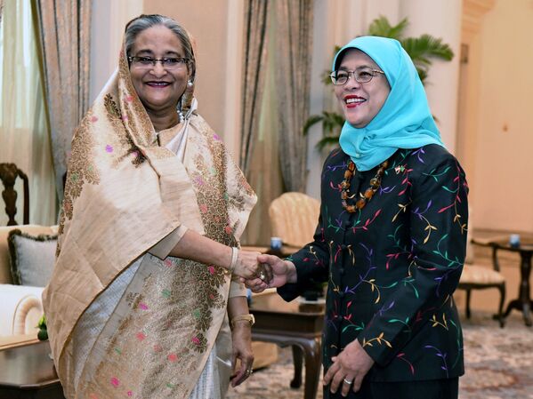Премьер-министр Бангладеш Шейх Хасина (слева) приветствует президента Сингапура Халиму Якоб (справа). - Sputnik Казахстан