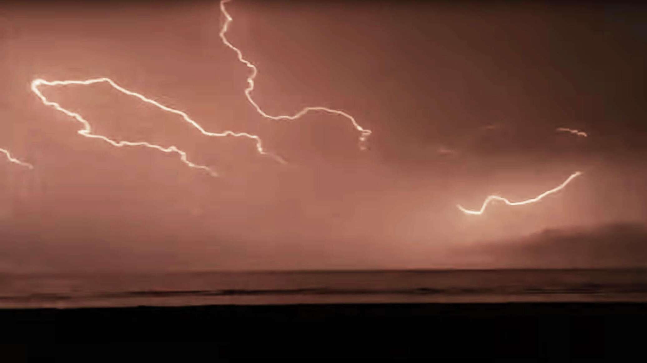 Молния чертит тайные знаки в небе Эффектное видео