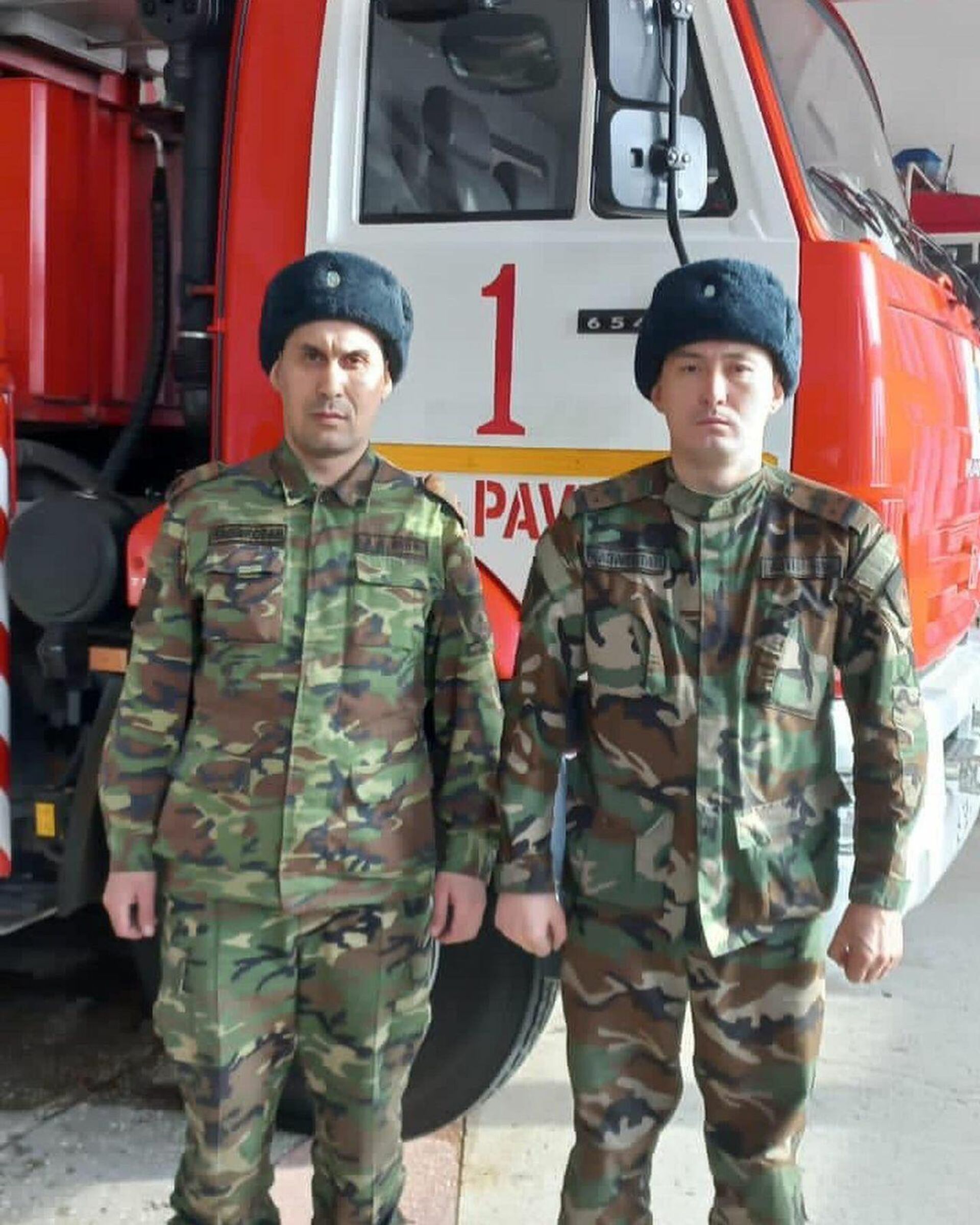 Старший инженер специализированной пожарной части №1 Ерлан Булижанов и старший мастер Жаскайрат Досумбаев  - Sputnik Казахстан, 1920, 13.03.2022