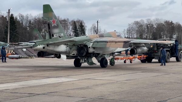 Летчик чудом посадил штурмовик Су-25 после того, как в него попала ракета на Украине - Sputnik Казахстан