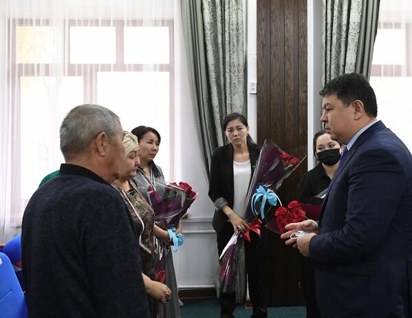 В Талдыкоргане семьям полицейских и военнослужащих, погибшим во время январских беспорядков, вручили
ключи от квартир - Sputnik Казахстан