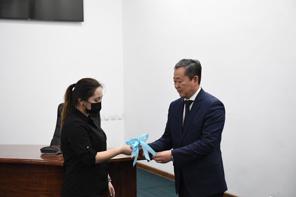 В Талдыкоргане семьям полицейских и военнослужащих, погибшим во время январских беспорядков, вручили
ключи от квартир - Sputnik Казахстан