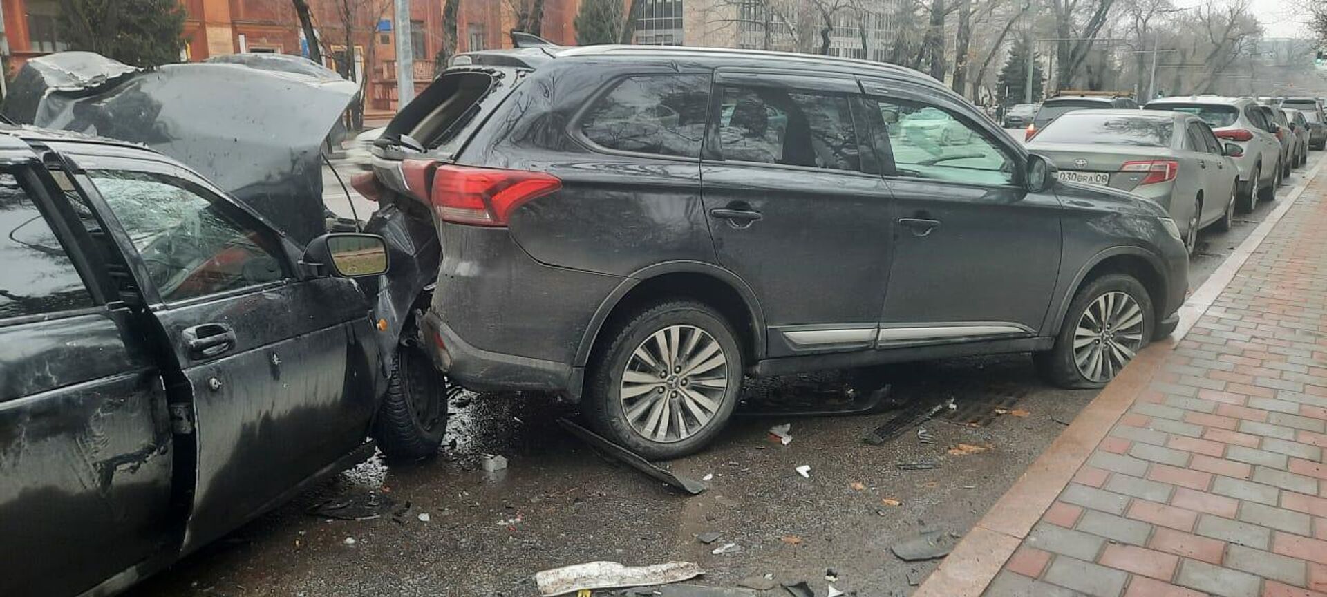 Крупное столкновение автомобилей по улице Абылайхана, ниже улицы Казыбек би - Sputnik Казахстан, 1920, 15.03.2022