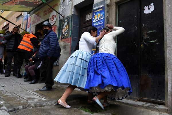 Правила женского рестлинга в Боливии позволяют многое его участницам.  - Sputnik Казахстан