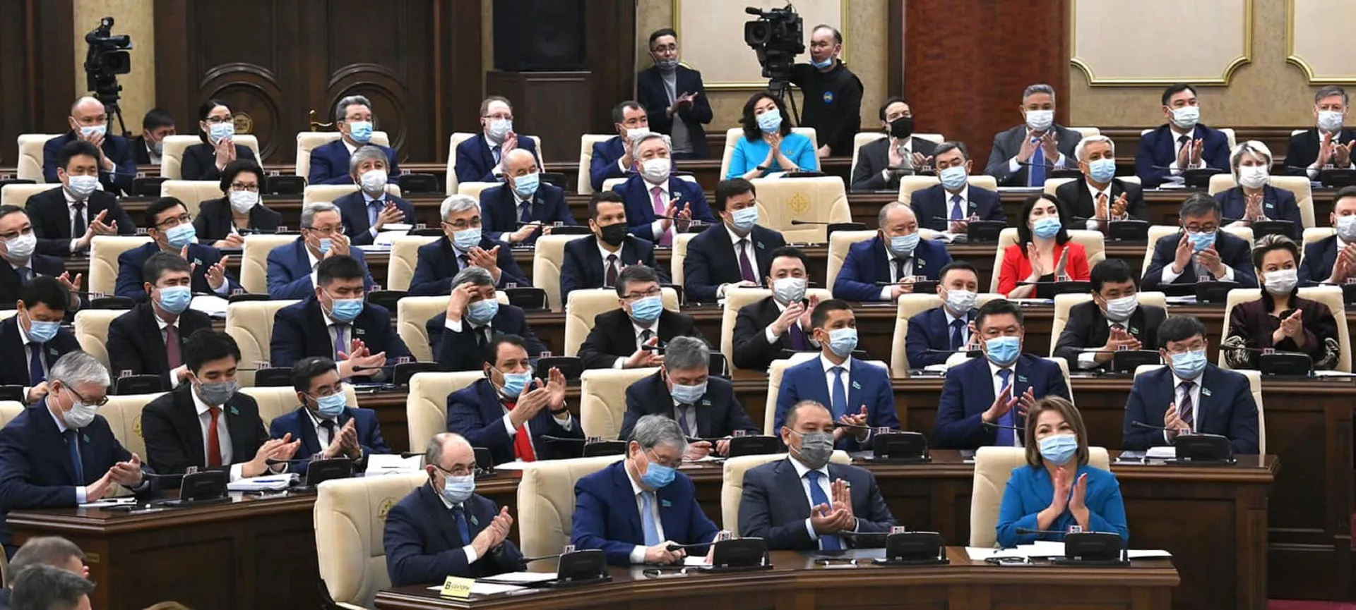 Депутаты парламента аплодируют на совместном заседании палат, посвященном посланию президента - Sputnik Казахстан, 1920, 20.06.2023