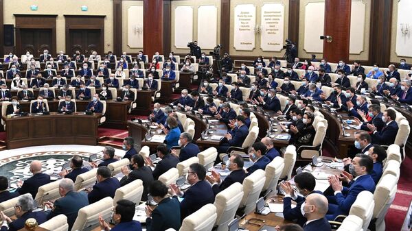 Депутаты аплодируют на совместном заседании палат, посвященном посланию президента  - Sputnik Қазақстан