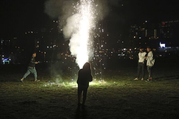 Фейерверки - тоже часть праздника огня в Иране. По древним поверьям, такой огонь отпугивает зло.  - Sputnik Казахстан