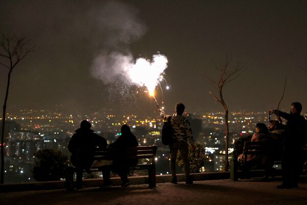 Иранский новый год, который начинается 20 марта, совпадает с первым день весны, во время которого местные жители возрождают зороастрийский праздник зажжения огня и танцев вокруг пламени. - Sputnik Казахстан