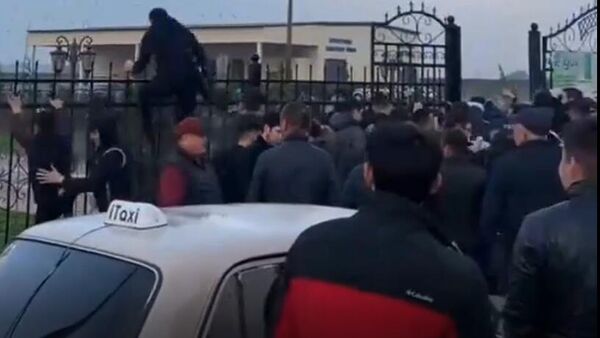 Толпа врывается в спецЦОН в Шымкенте - Sputnik Казахстан