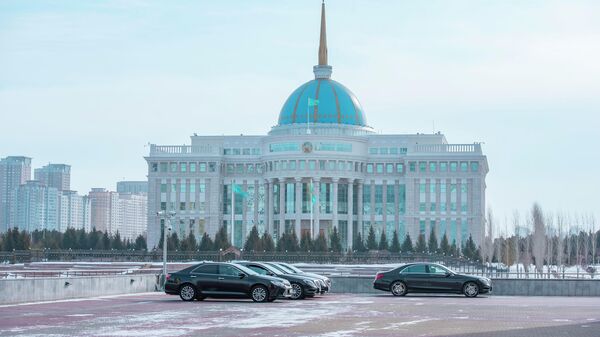 Автомобили возле здания Акорды - Sputnik Қазақстан