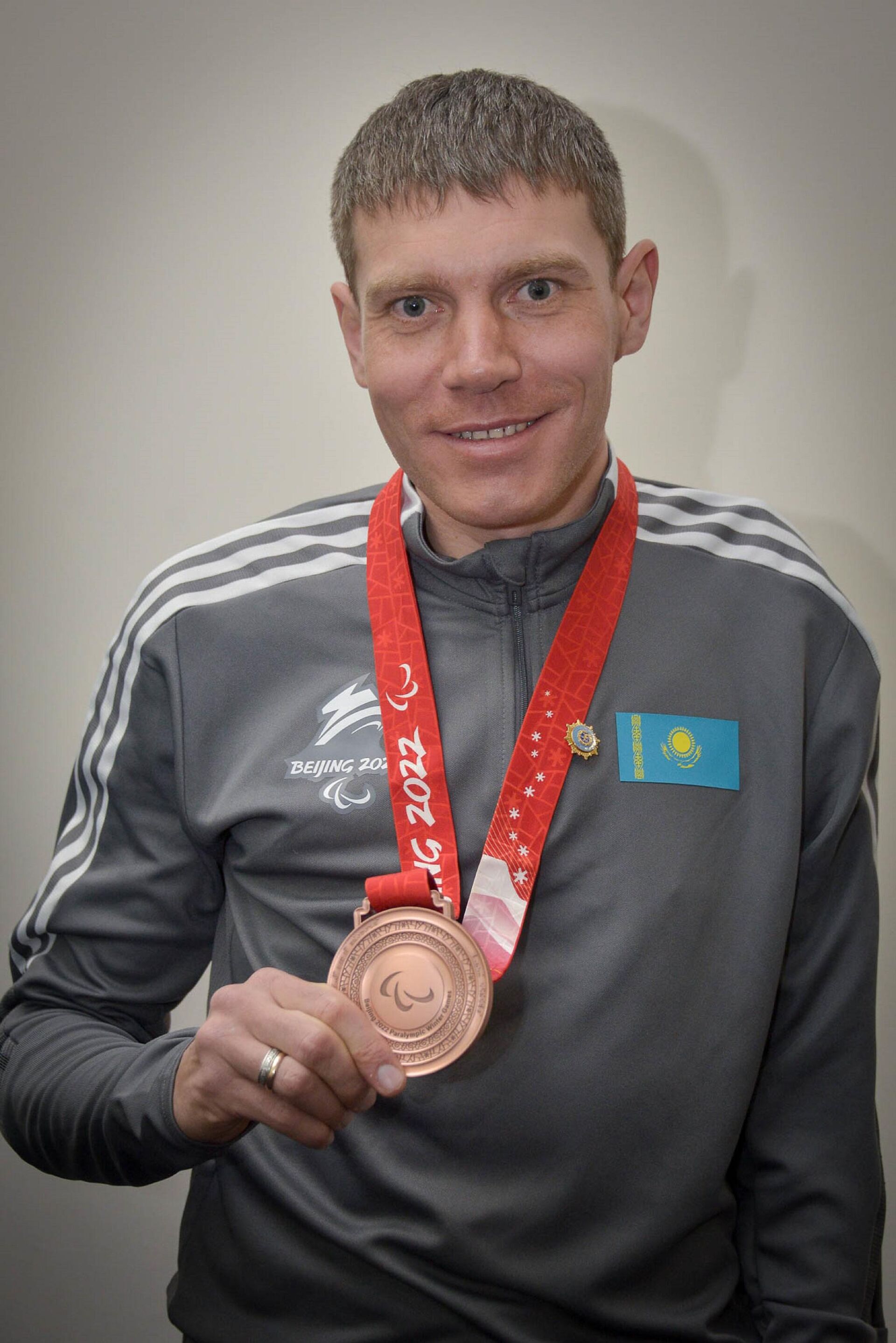 Александр Герлиц с паралимпийской медалью из Пекина-2022 - Sputnik Казахстан, 1920, 18.03.2022