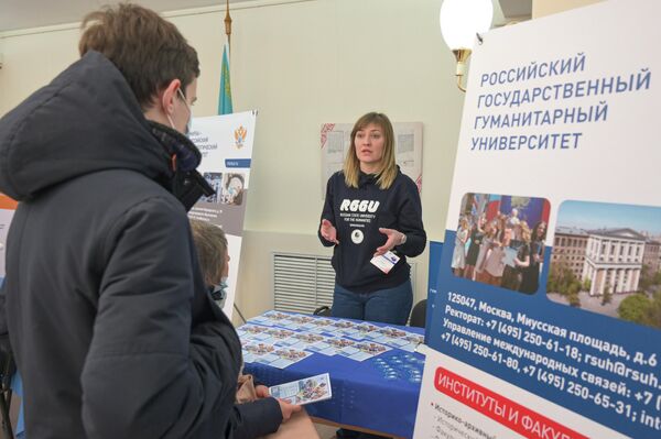 Представители вузов готовы ответить на любые вопросы будущих абитуриентов и их родителей.  - Sputnik Казахстан