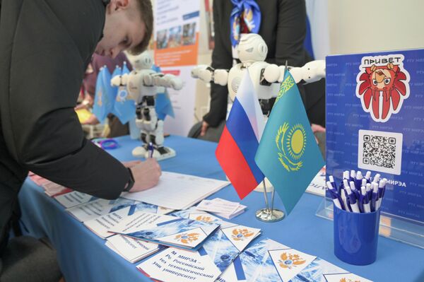 Определяя свое будущее, казахстанские старшеклассники могут изучить информацию о российских вузах.  - Sputnik Казахстан