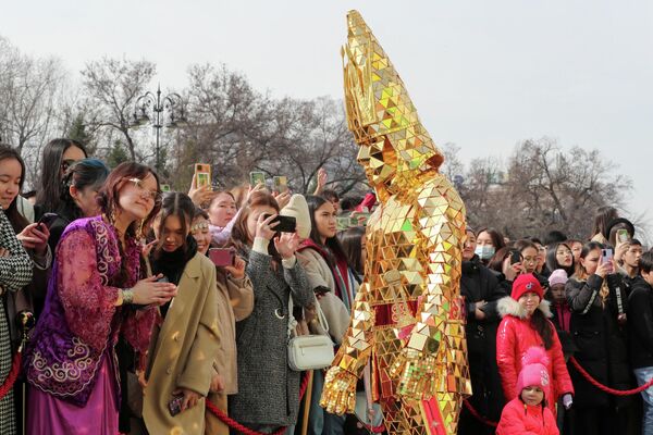 Алматинцев у главной сцены Наурыза в южной столице приветствует Золотой человек.  - Sputnik Казахстан