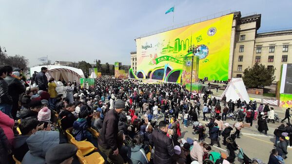 Тысячи алматинцев вышли на улицы города, чтобы отпраздновать Наурыз. - Sputnik Казахстан