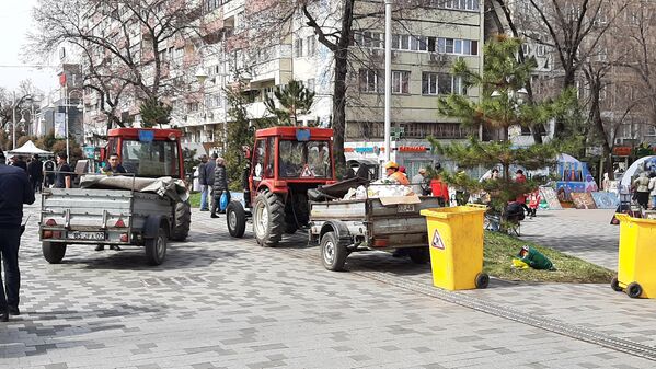 Особое внимание в этом году городские власти уделили соблюдению чистоты в местах массовых гуляний. - Sputnik Казахстан