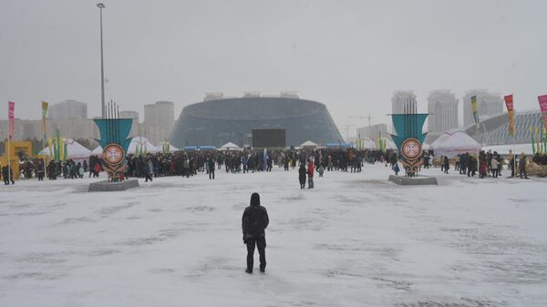 Несмотря на непогоду, астанчане, соскучившиеся по городским праздникам, вышли на улицы - Sputnik Казахстан