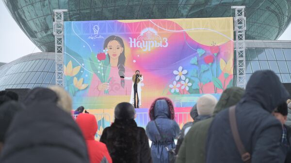 Праздничный концерт собрал множество зрителей у площадок под открытым небом - Sputnik Казахстан