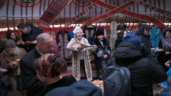 А в юрте на импровизированном концерте о празднике поет акын - Sputnik Казахстан