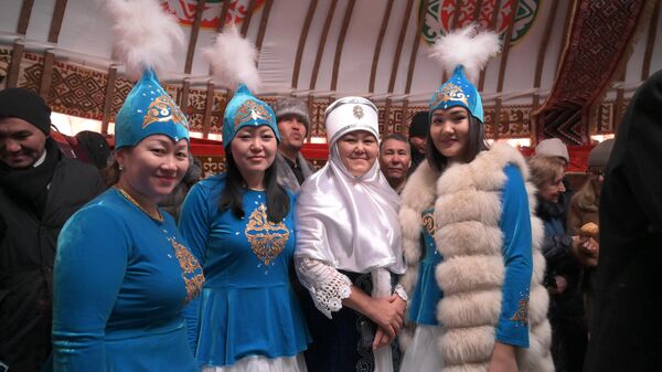 Девушки в национальных костюмах приглашают отведать угощения в юртах  - Sputnik Казахстан