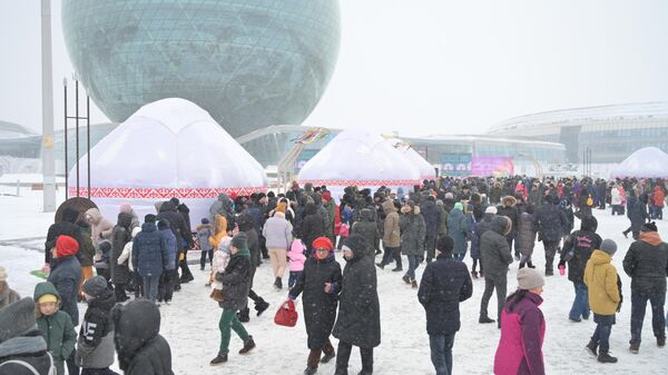 Жители и гости столицы предпочли отпраздновать Наурыз на свежем воздухе - Sputnik Казахстан