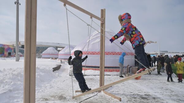 Дети качаются на традиционных праздничных качелях - алтыбакане - Sputnik Казахстан