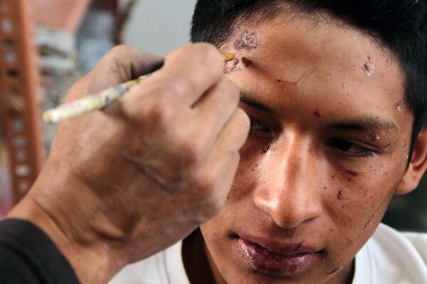 Эквадорские реставраторы используют специальные техники для ретуширования лиц людей, чтобы скрыть их шрамы.  - Sputnik Казахстан
