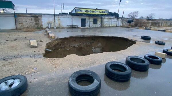Провал посреди дороги в Актау - Sputnik Казахстан