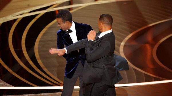 Актер Уилл Смит дает пощечину ведущему Крису Року на церемонии вручения 94й премии Оскар в Калифорнии  - Sputnik Казахстан