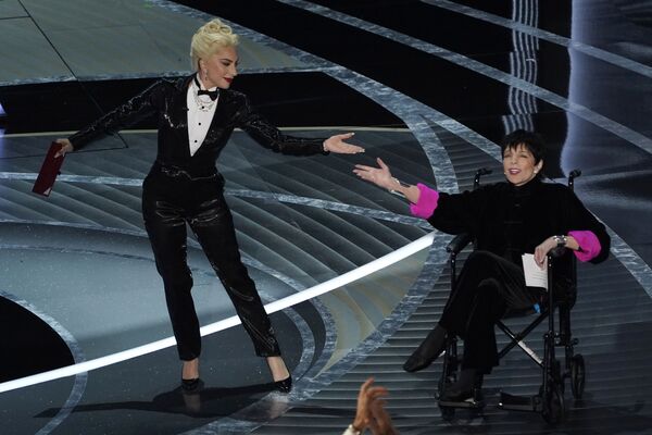 Леди Гага (слева) и Лайза Миннелли получают награду за лучший фильм. - Sputnik Казахстан