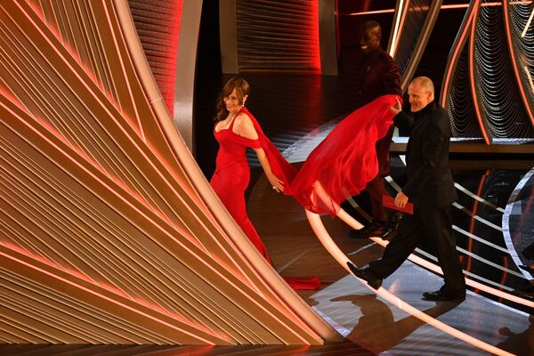 Американская актриса Рози Перес (справа) и американский актер Вуди Харрельсон выходят со сцены. - Sputnik Казахстан