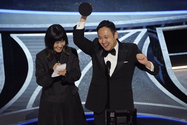 Рюсукэ Хамагути принимает награду Drive My Car из Японии за лучший международный полнометражный фильм. - Sputnik Казахстан