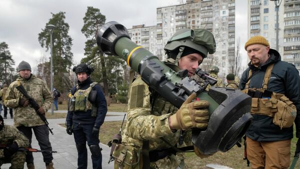 Военнослужащий Украины держит противотанковое оружие NLAW - Sputnik Казахстан