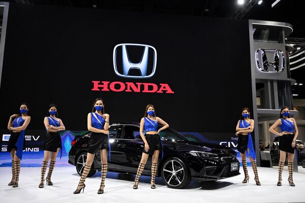 Модели рекламируют новый автомобиль Honda Civic, представленный на Бангкокском международном автосалоне. - Sputnik Казахстан