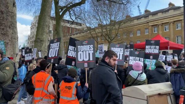 Протесты в Лондоне: из-за роста цен на газ и электричество люди требуют отставки премьера - Sputnik Казахстан