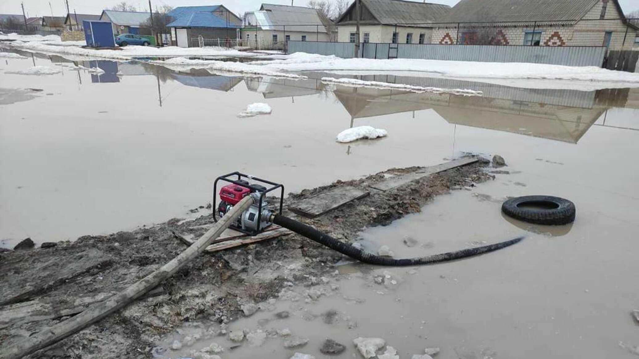 Есть ли наводнение в казахстане. Паводок. Потоп в ЗКО. Паводок фото. Казахстан потоп паводки.