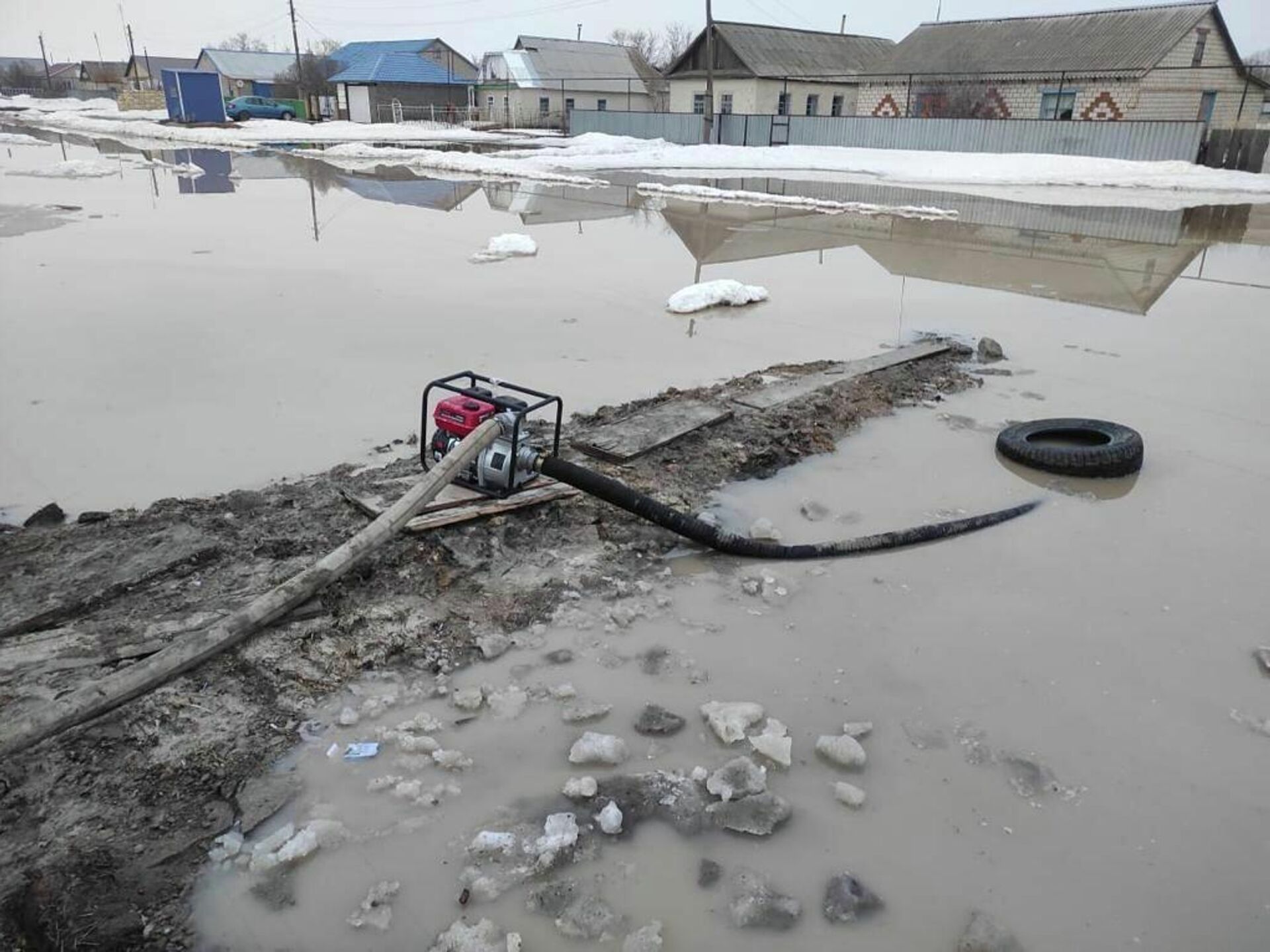 Затопило ли казахстан. Наводнение в Казахстане 2022. Паводок. Потоп в ЗКО. Паводковые воды.