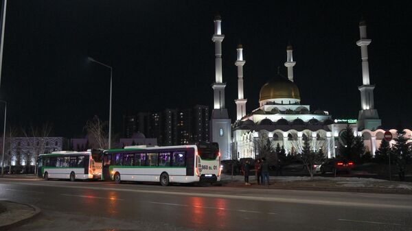 Автобусы развозят бесплатно астанчан после тарауих намаза в первый день месяца Рамазан - Sputnik Казахстан