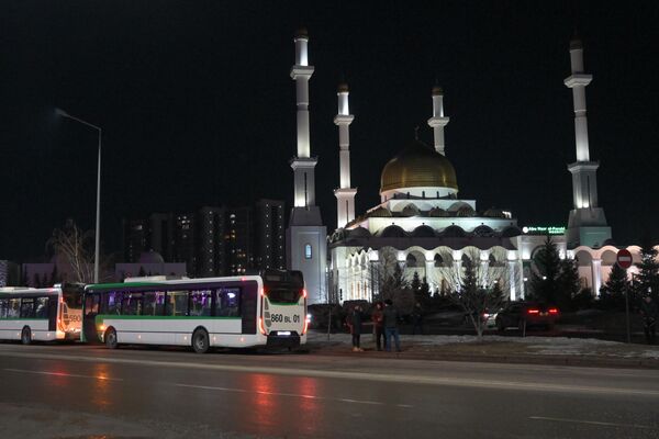 В Нур-Султане по решению руководства автопарков автобусы развозили астанчан бесплатно после тарауих намаза в первый день Рамадана. - Sputnik Казахстан